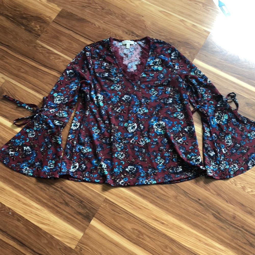 Beautiful floral top NWOT